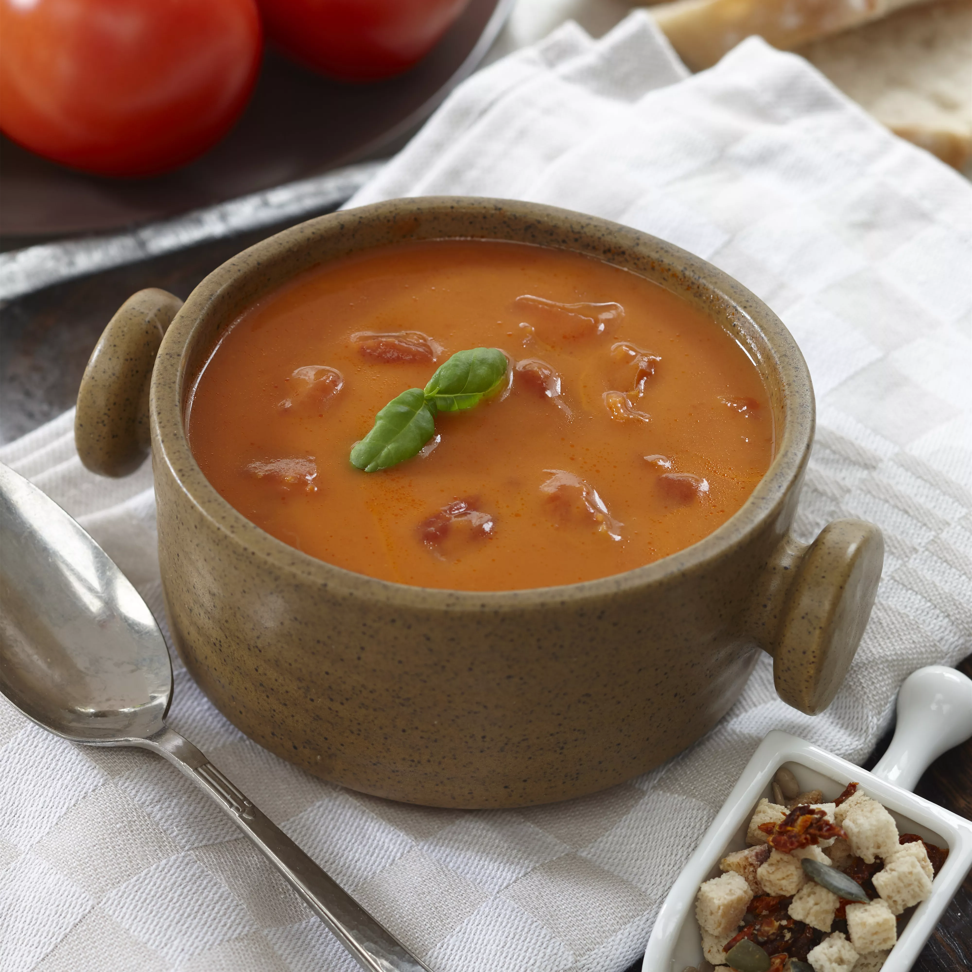 Cremige Tomatensuppe mit Croutons